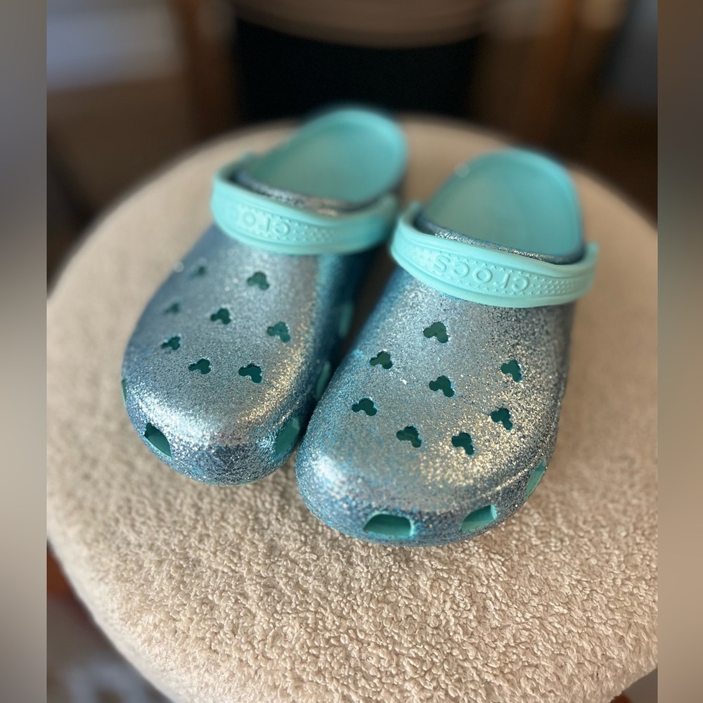 Limited Release Arendelle Aqua Glitter Crocs Size 9 women (7 men)